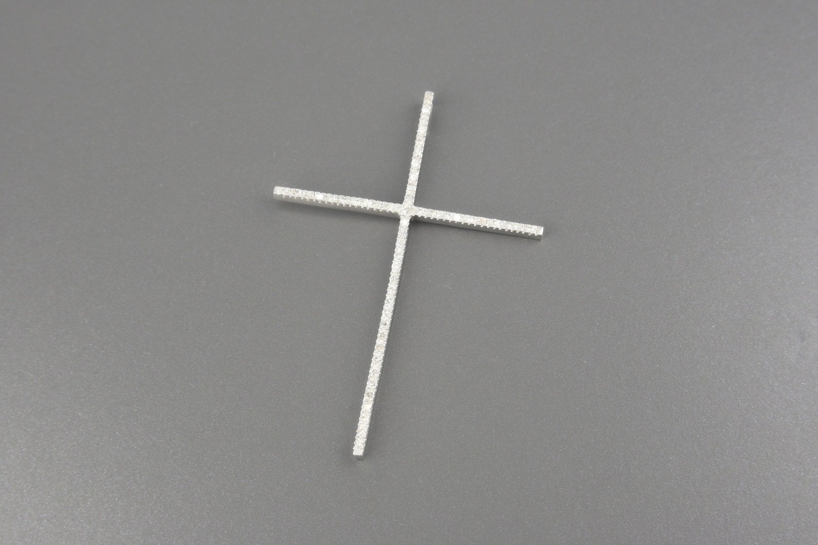 Pingente Cruz em Ouro Branco 18k com Aprox. 50pts de Brilhantes