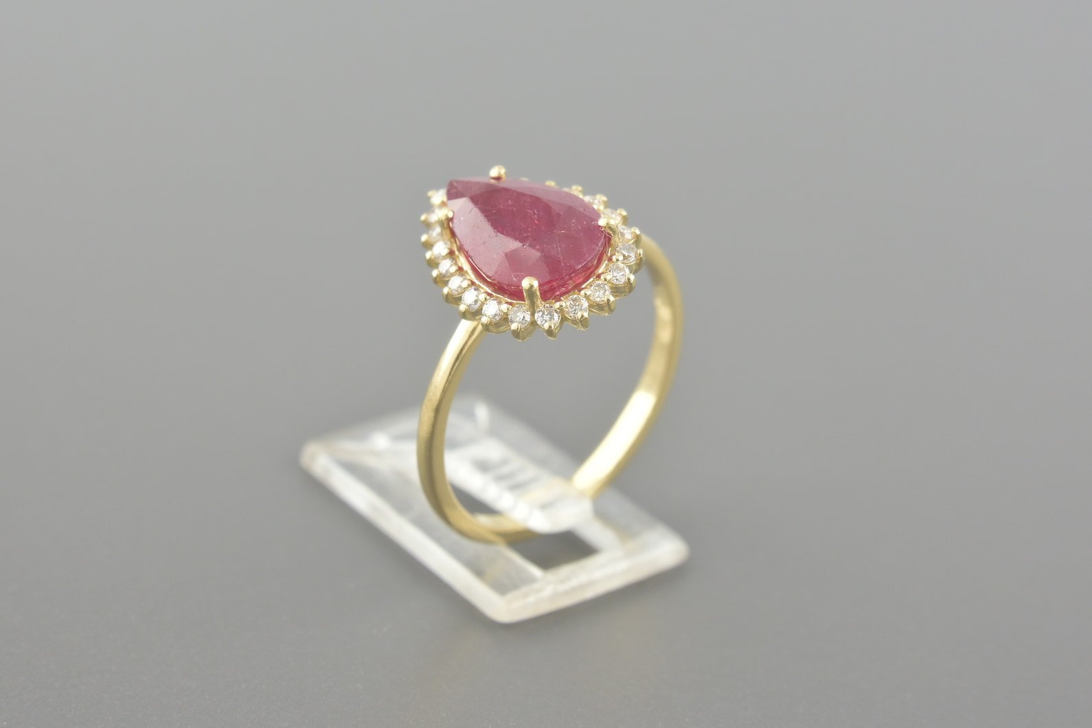 Anel em Ouro Amarelo 18k com Rubi Lap. Gota de 11x7mm e Aprox. 22pts de Brilhantes