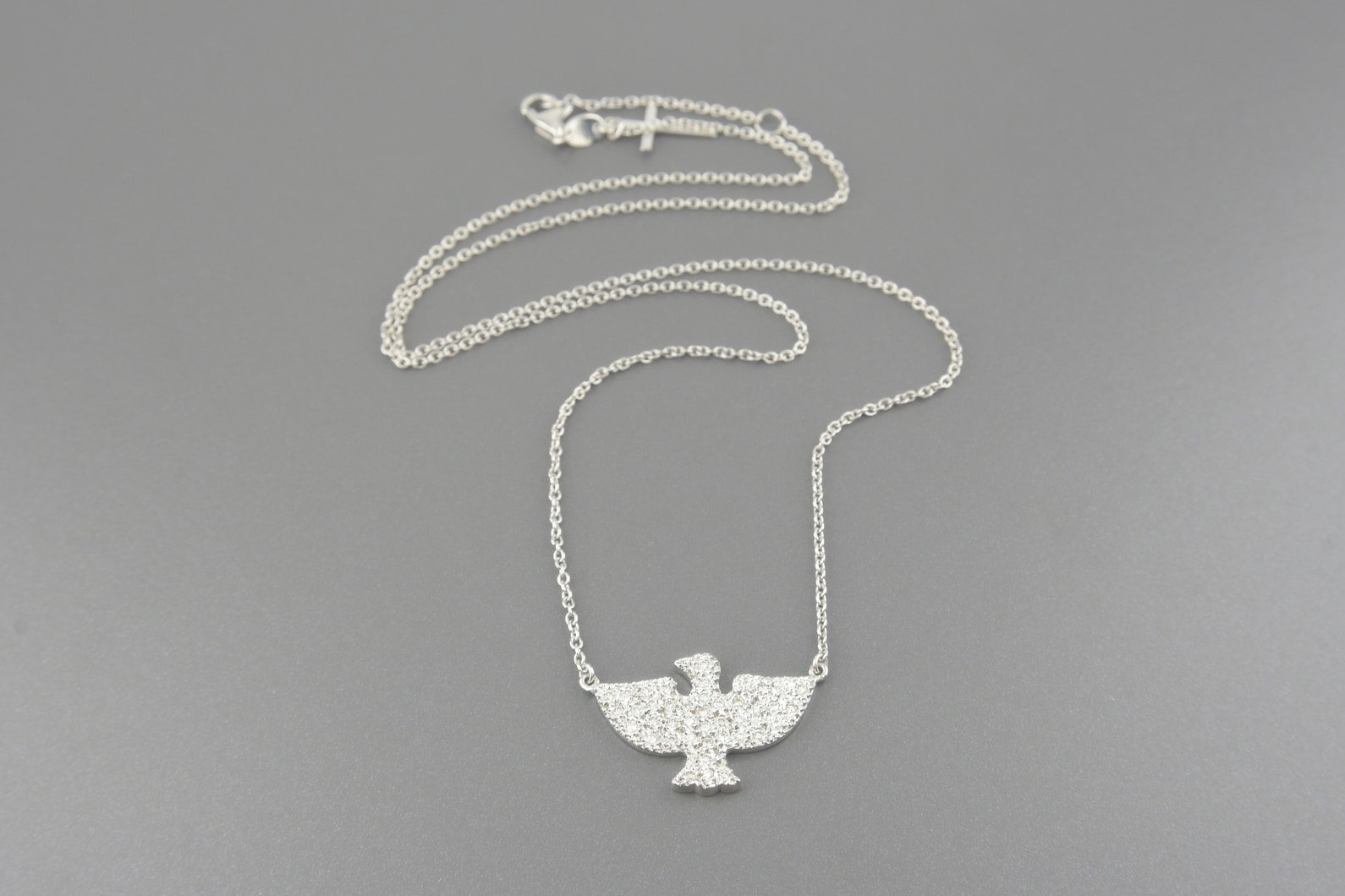 Colar Espirito Santo em Ouro Branco 18k com Aprox. 40pts de Brilhantes