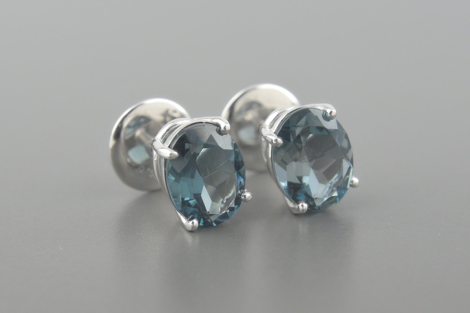 Brincos em Ouro Branco 18k com Topázios London de 9x7mm