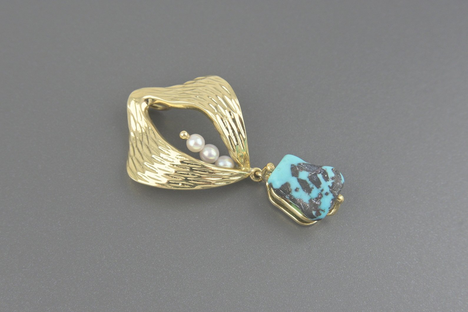 Pingente em Ouro Amarelo 18k com Turquesa de 11x9mm e Pérolas de 3mm