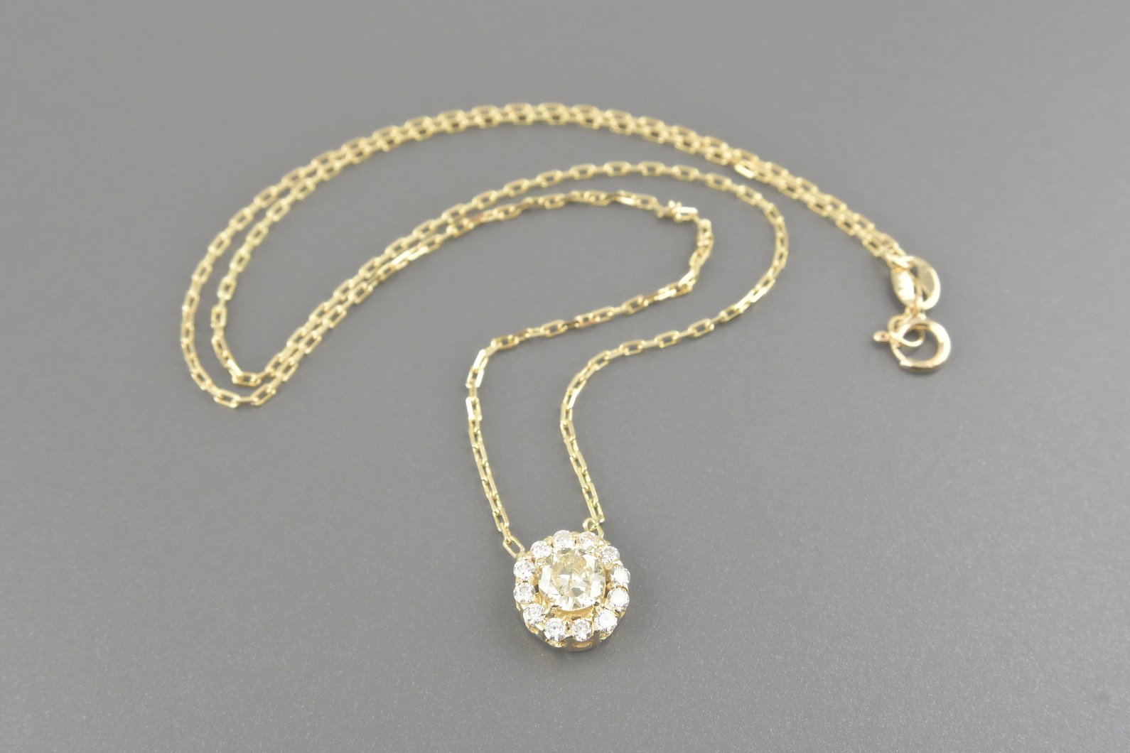 Colar em Ouro Amarelo 18k com Aprox. 80pts de Diamantes (Central de ~56pts)