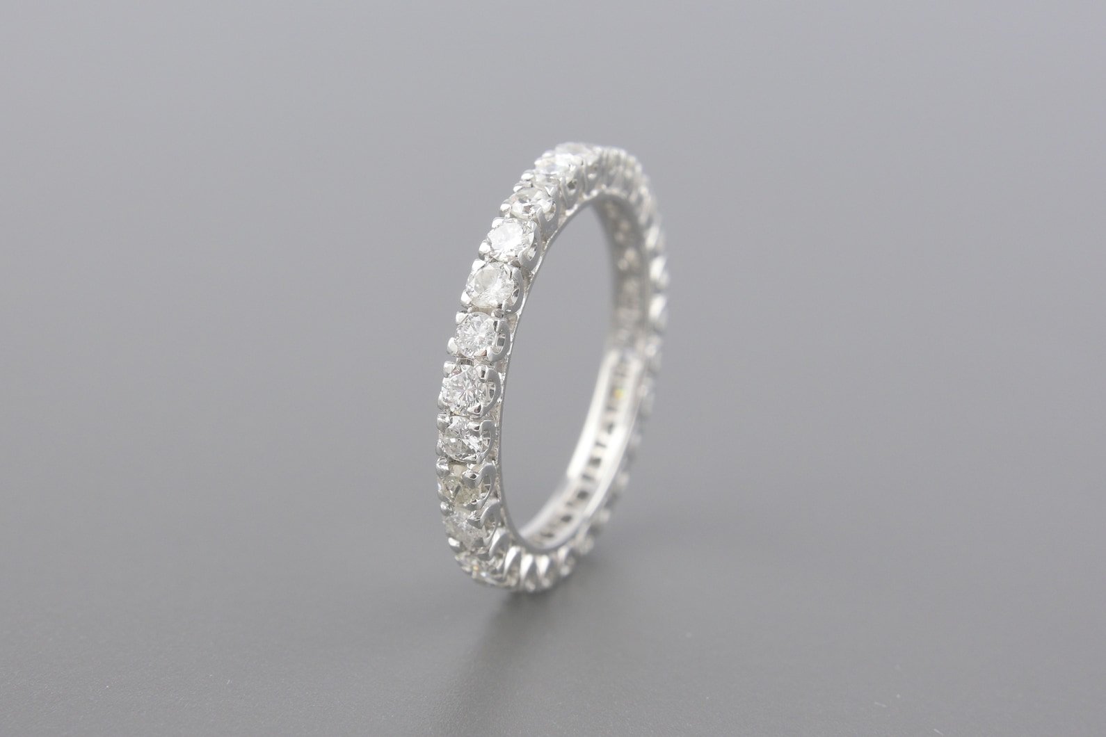 Aliança Inteira em Ouro Branco 18k com Aprox. 1.12ct de Brilhantes