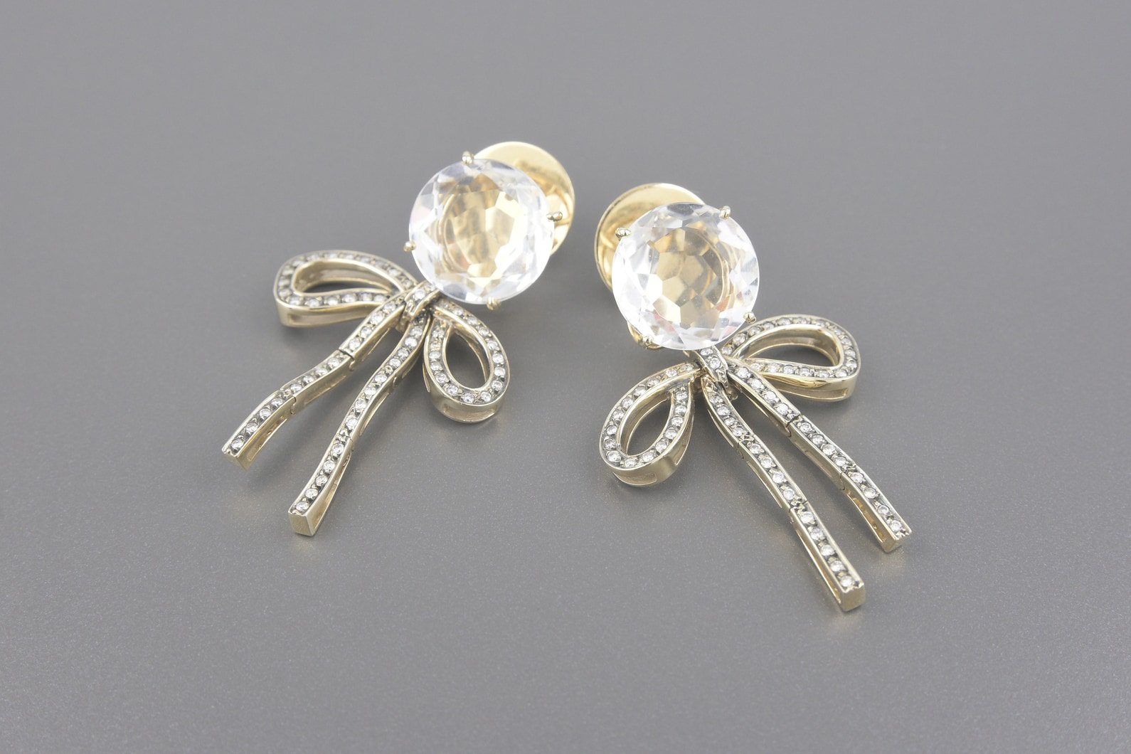 Brincos em Ouro Nobre 18k com Cristal de Rocha de 13mm e Aprox. 1.24ct de Brilhantes