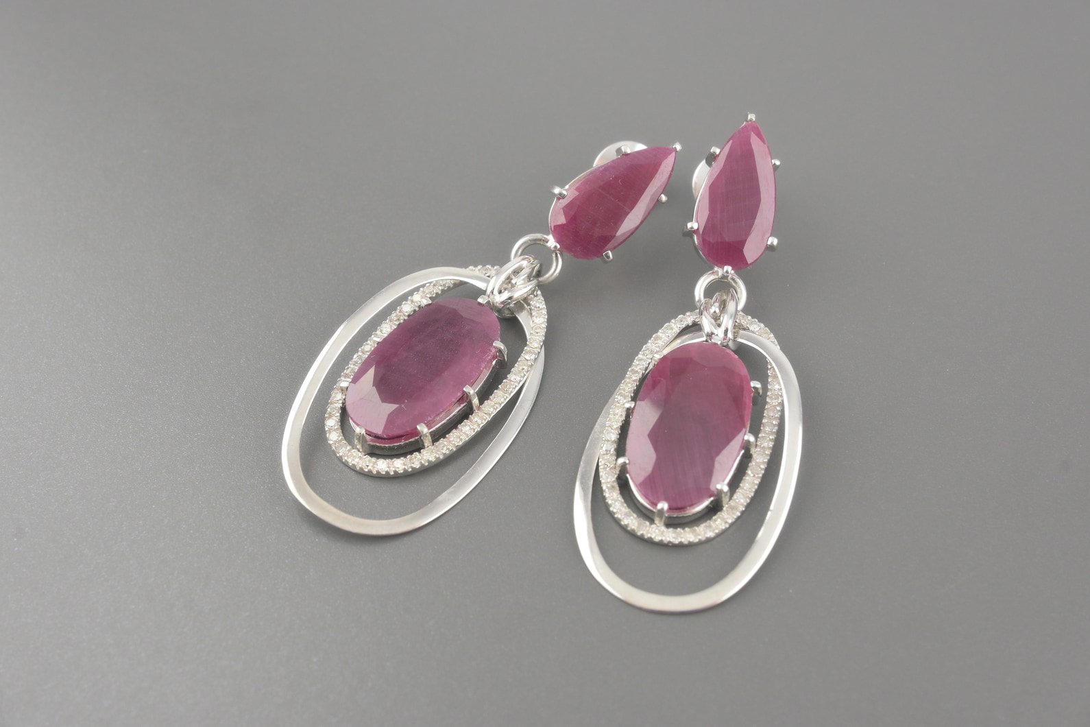 Brincos em Ouro Branco 18k com Rubis e Aprox. 78pts de Brilhantes