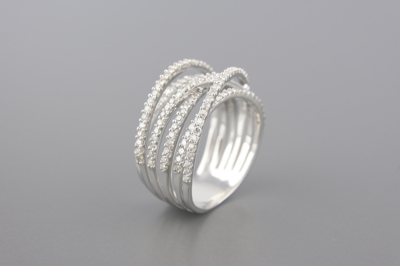Anel em Ouro Branco 18k com Aprox. 1.2ct de Brilhantes