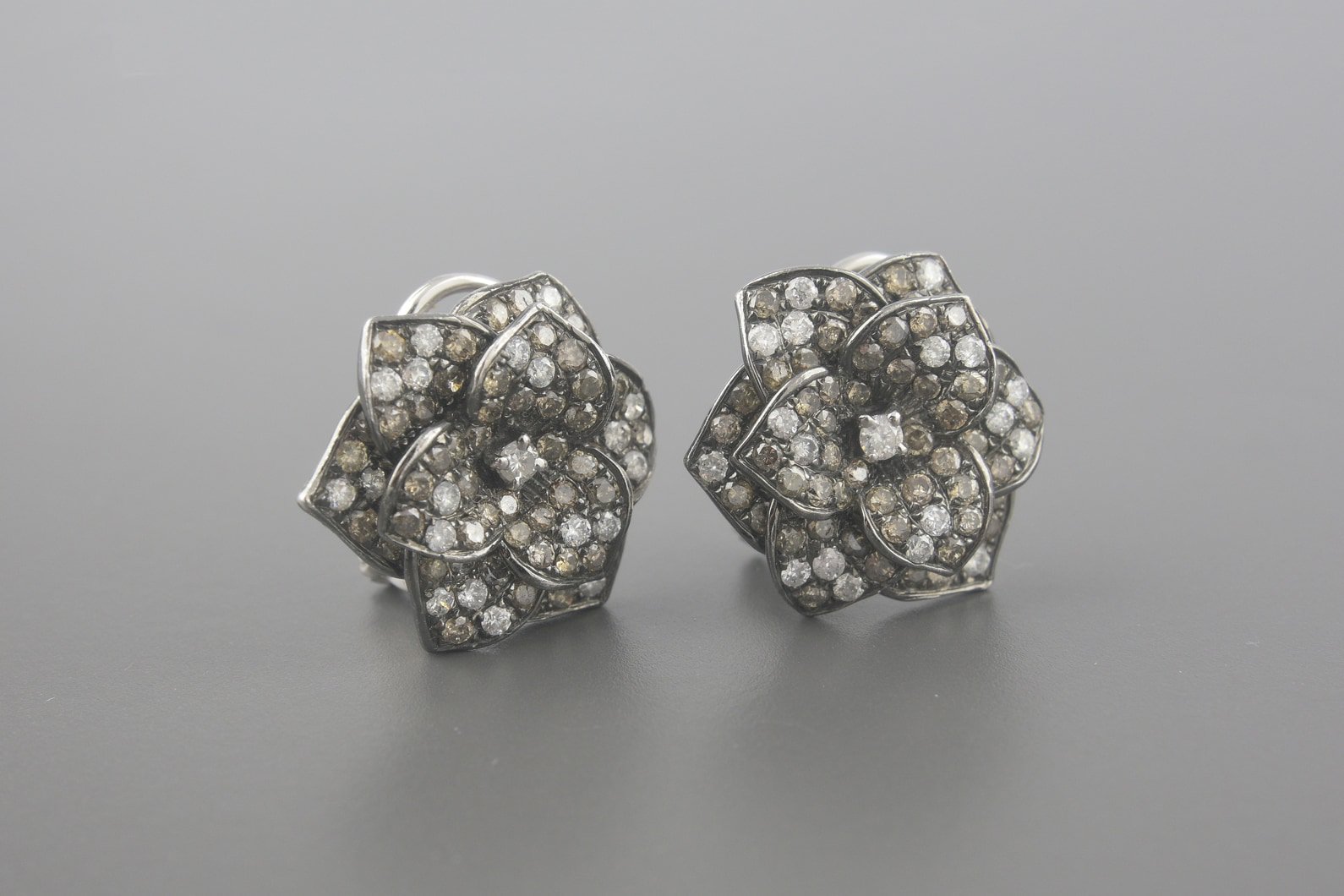 Brincos Flor em Ouro Branco 18k com Aprox. 2.4ct de Diamantes