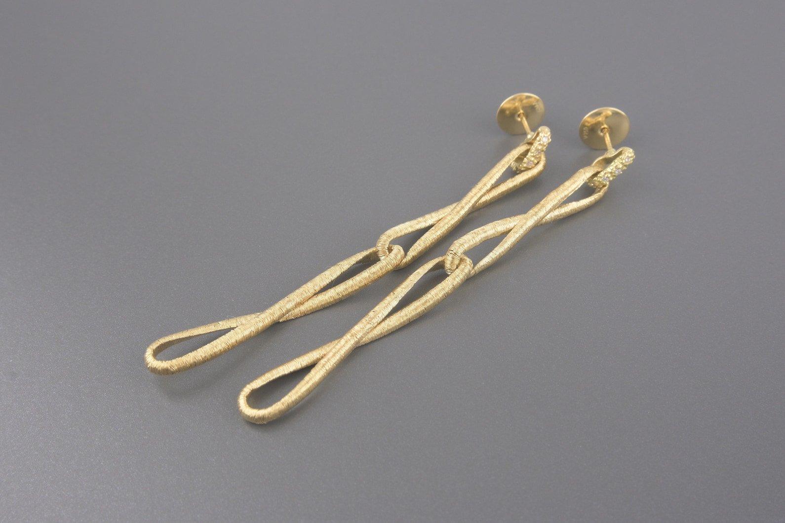 Brincos em Ouro Amarelo 18k com Aprox. 4pts de Brilhantes
