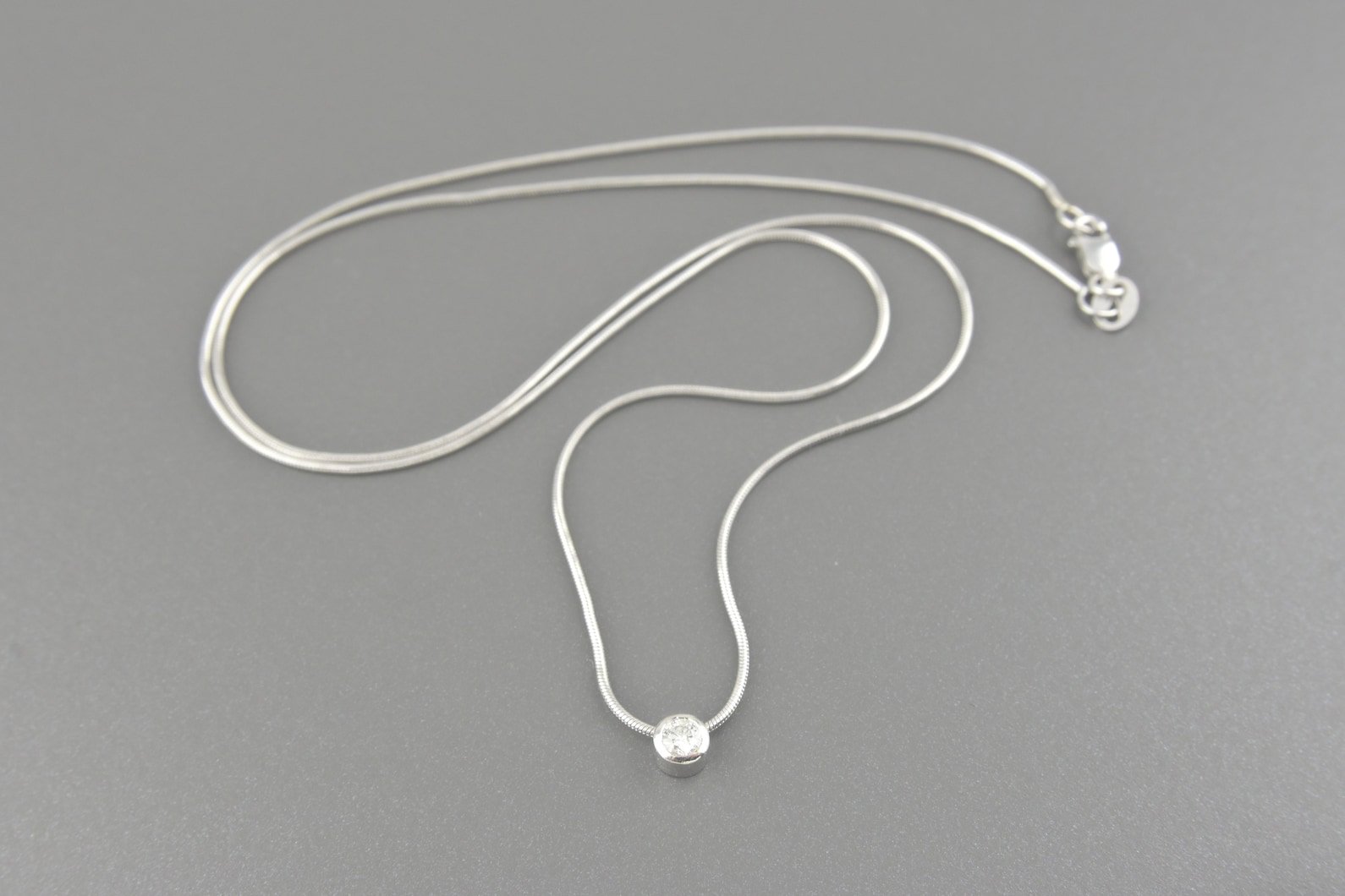 Colar Ponto de Luz em Ouro Branco 18k com Brilhante de Aprox. 10pts