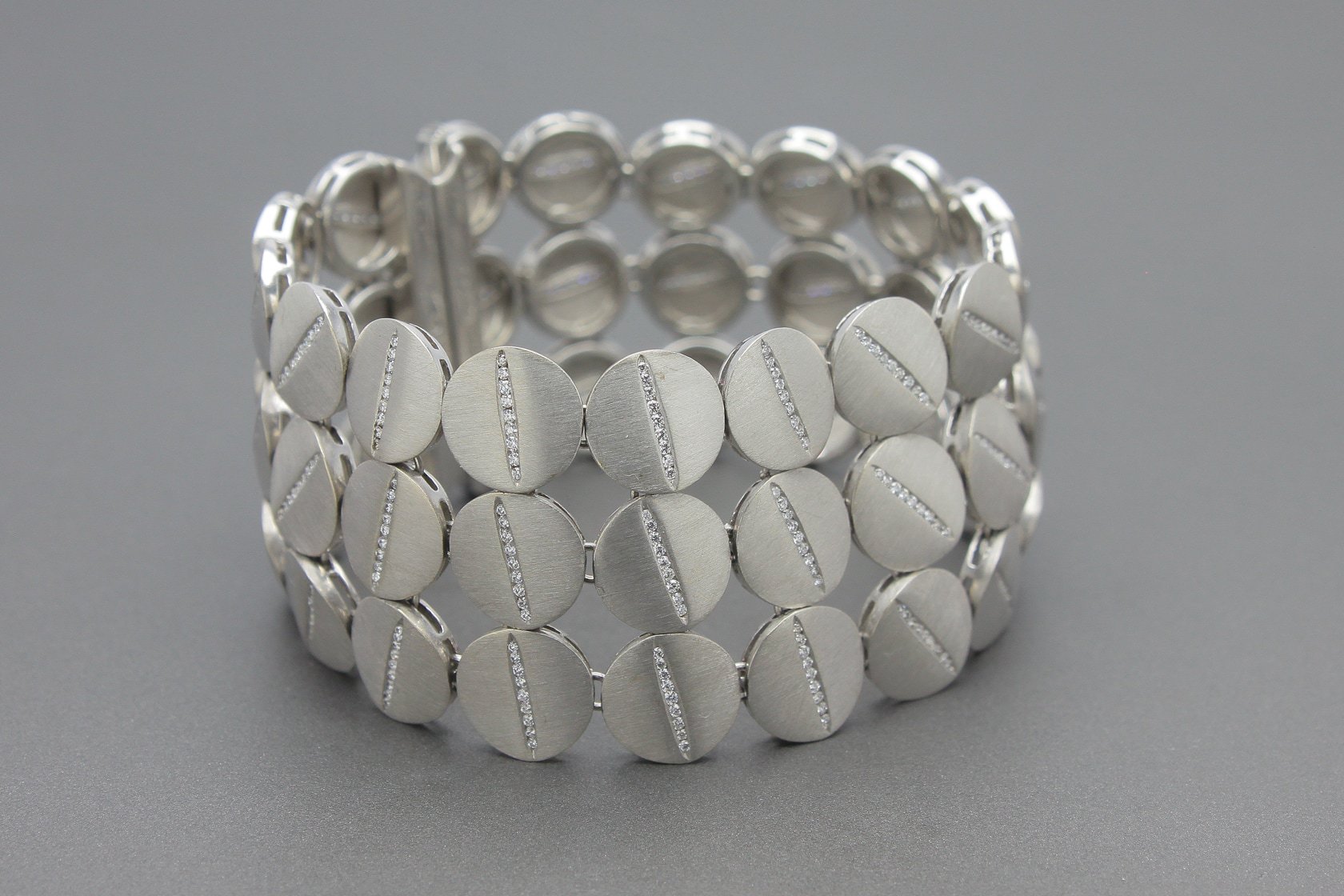 Pulseira em Ouro Branco 18k com Aprox. 2.30ct de Brilhantes