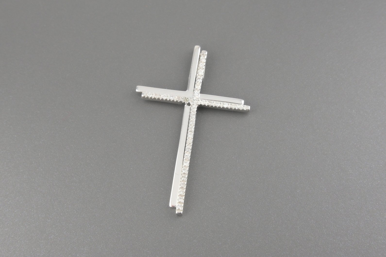 Pingente Cruz em Ouro Branco 18k com Aprox. 25pts de Brilhantes