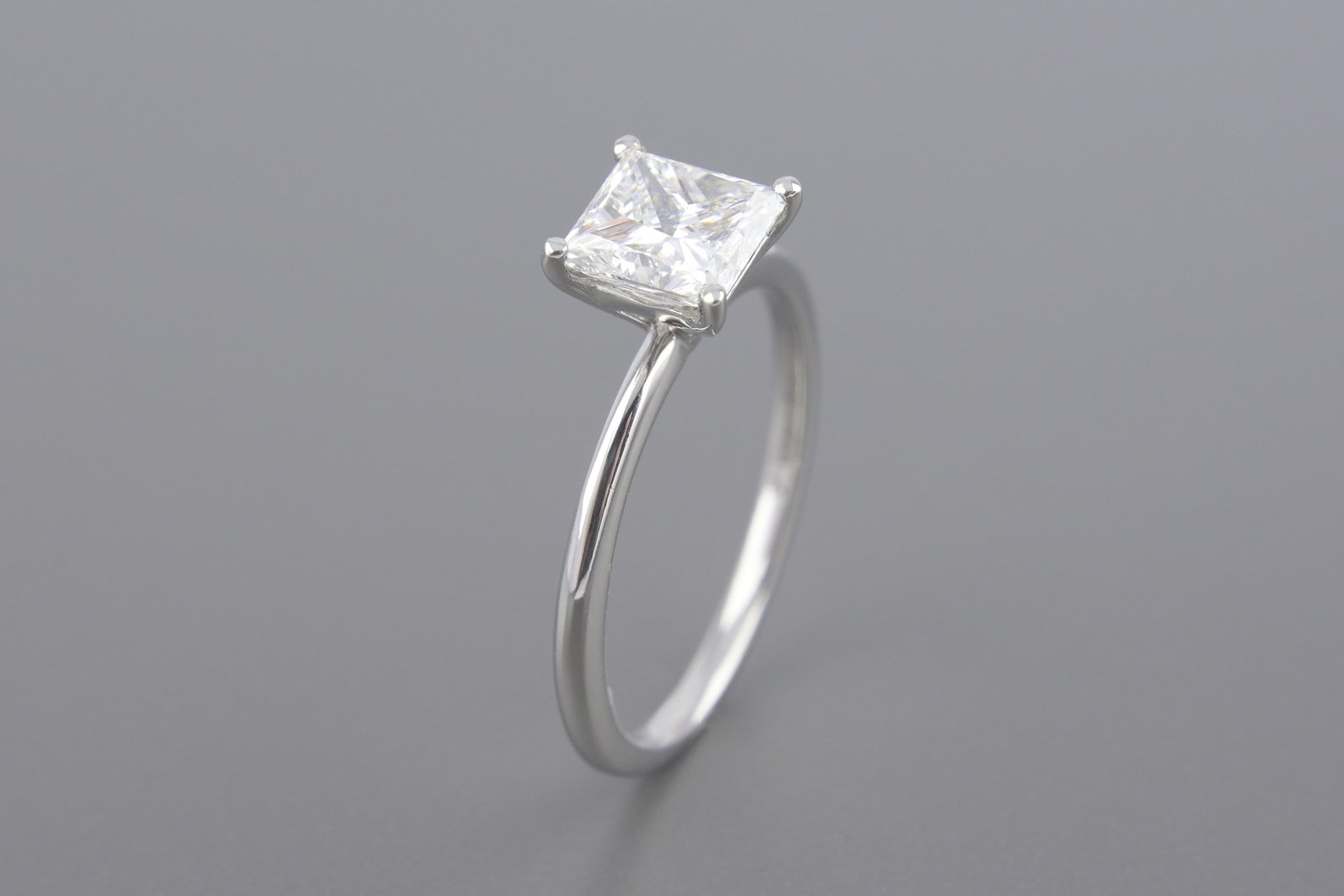 Anel Solitário em Ouro Branco 14k com Diamante LGD Princess de Aprox. 1.33ct