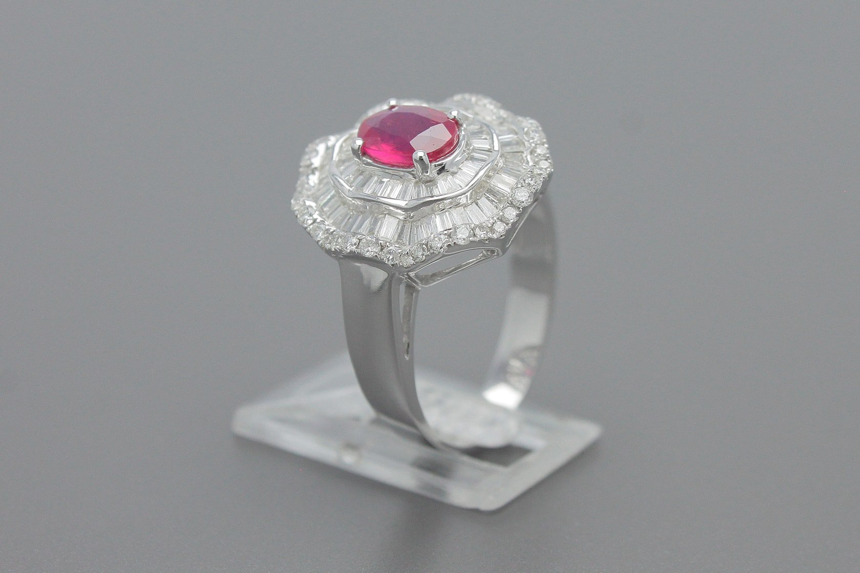 Anel em Ouro Branco 18k com Rubi de 7x5mm e Aprox. 1.0 ct de Diamantes