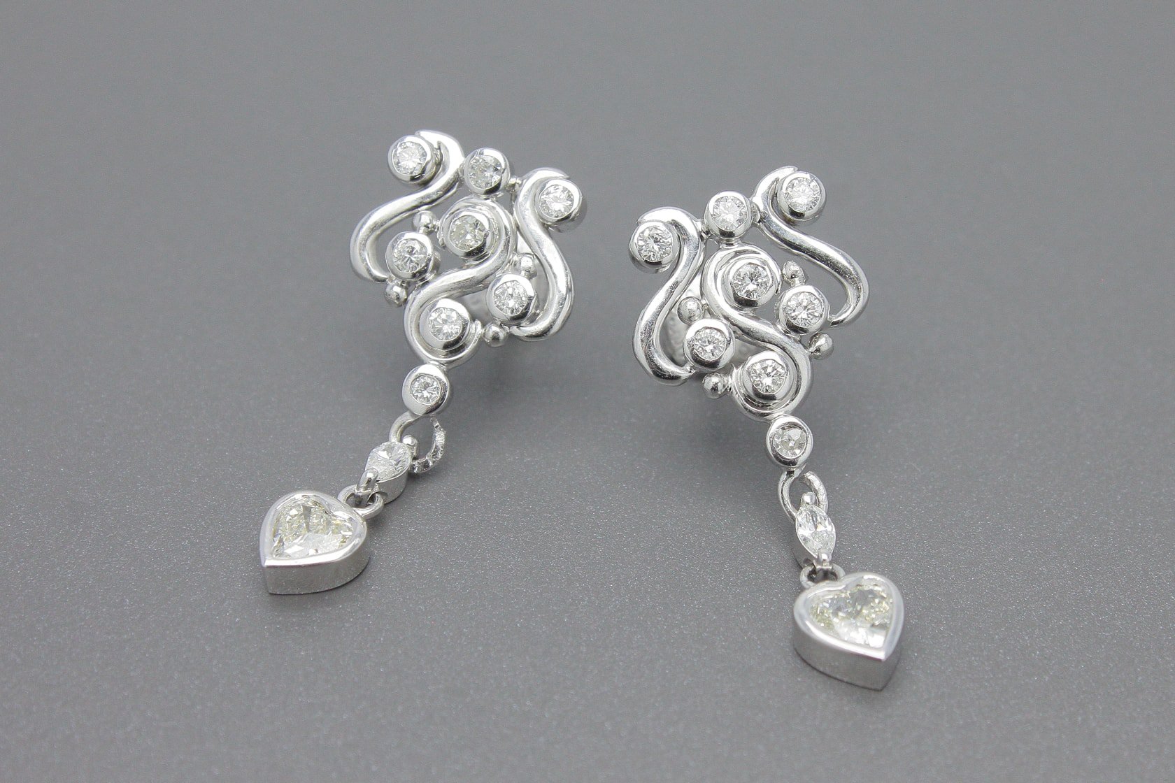 Brincos em Ouro Branco 18k com Aprox. 1.4ct de Diamantes