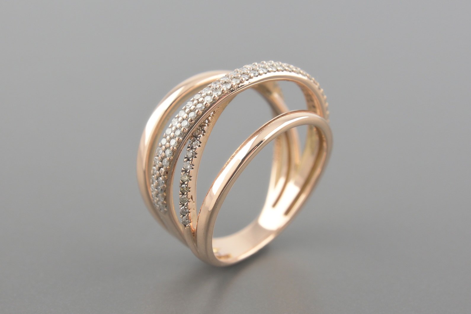 Anel em Ouro Rose 18k com Aprox. 46pts de Diamantes