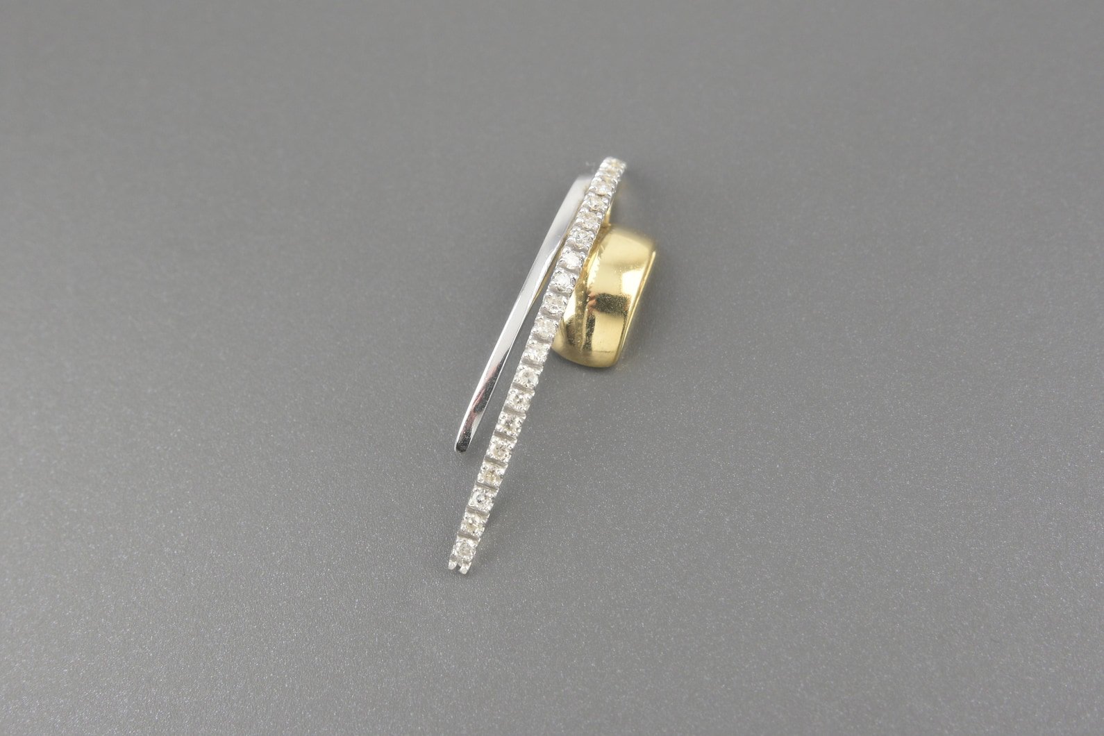 Pingente em Ouro Amarelo e Branco 18k com Aprox. 21pts de Brilhantes