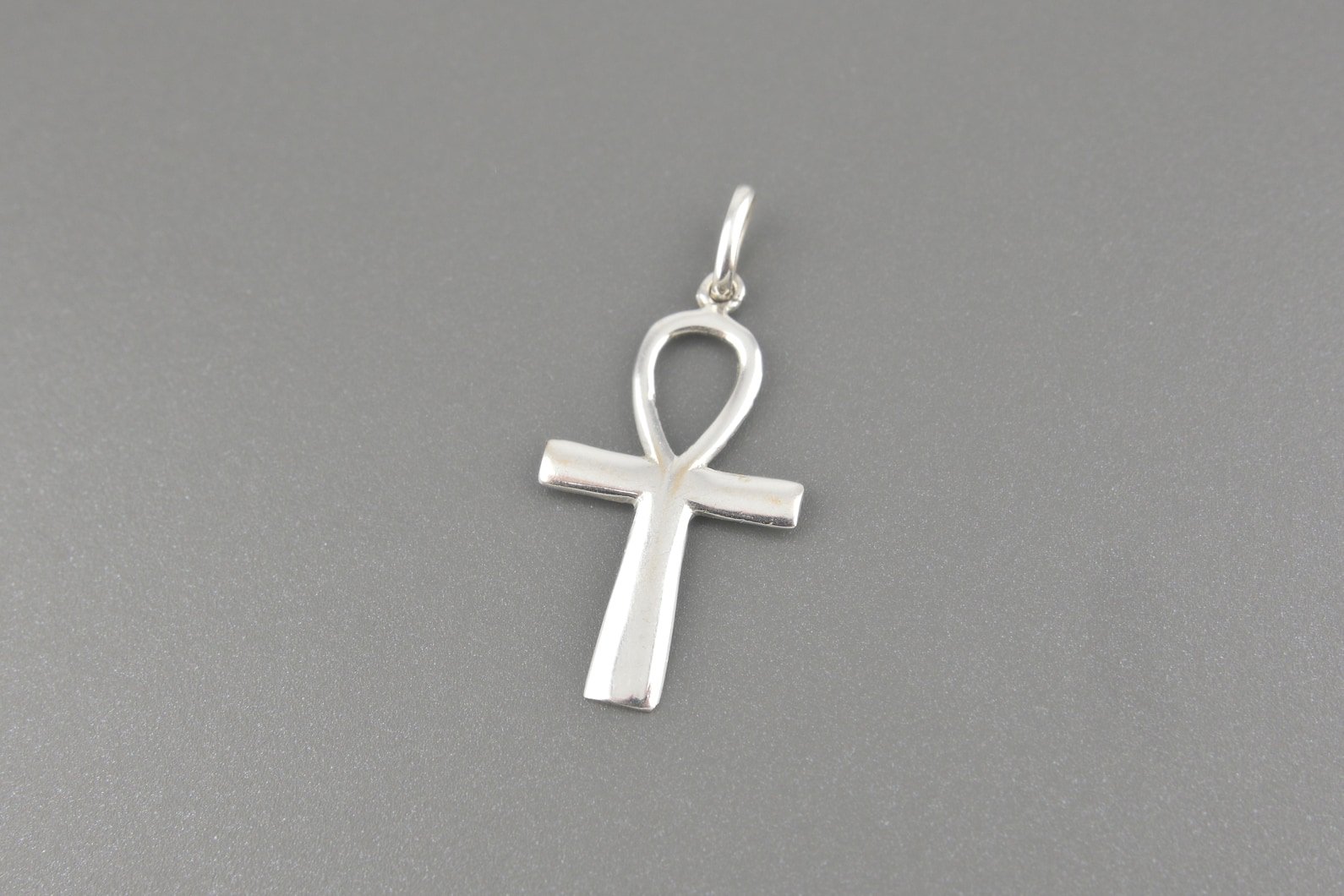 Pingente Ankh em Ouro Branco 18k