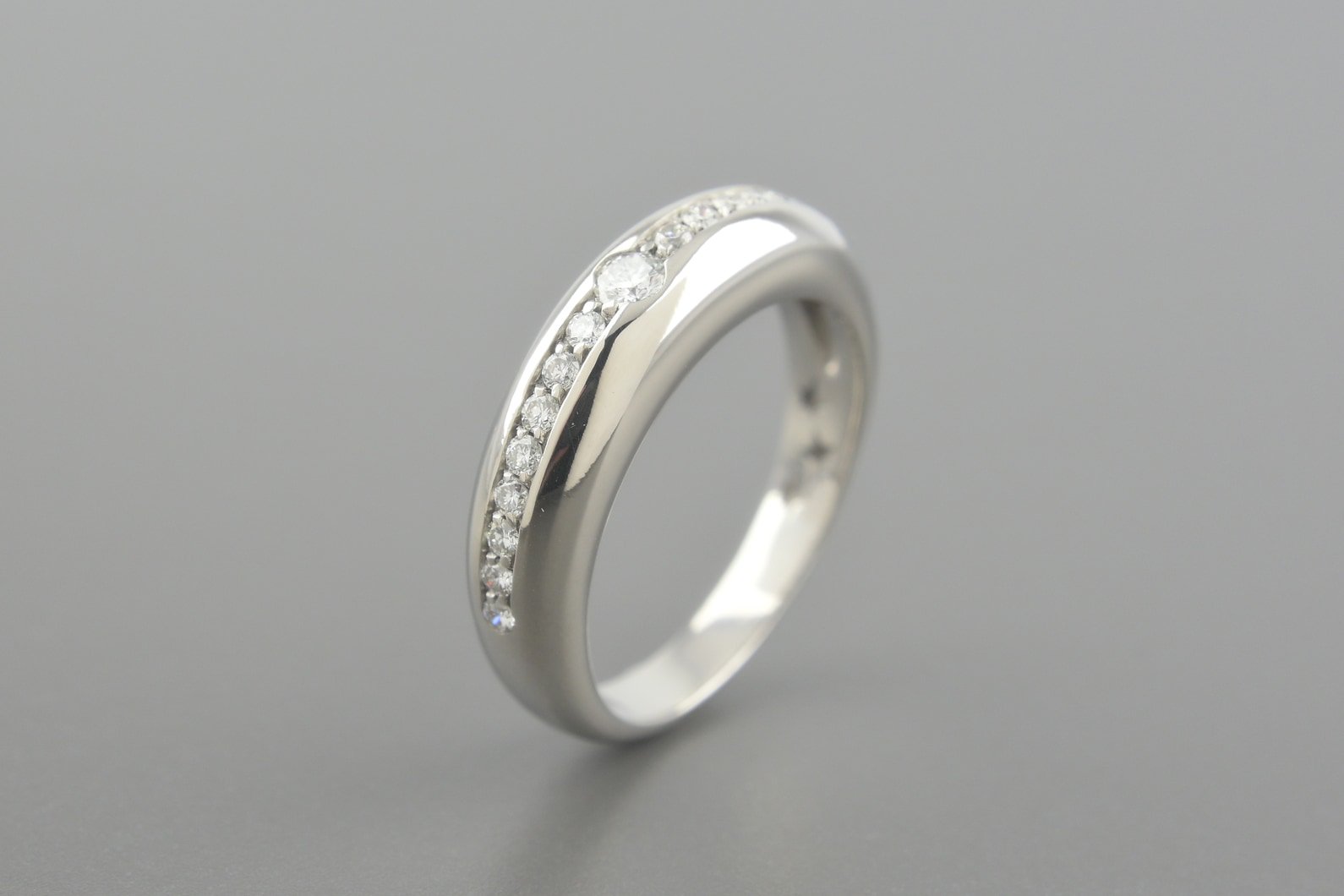 Anel em Ouro Branco 18k com Aprox. 24pts de Brilhantes (Central de ~8pts)