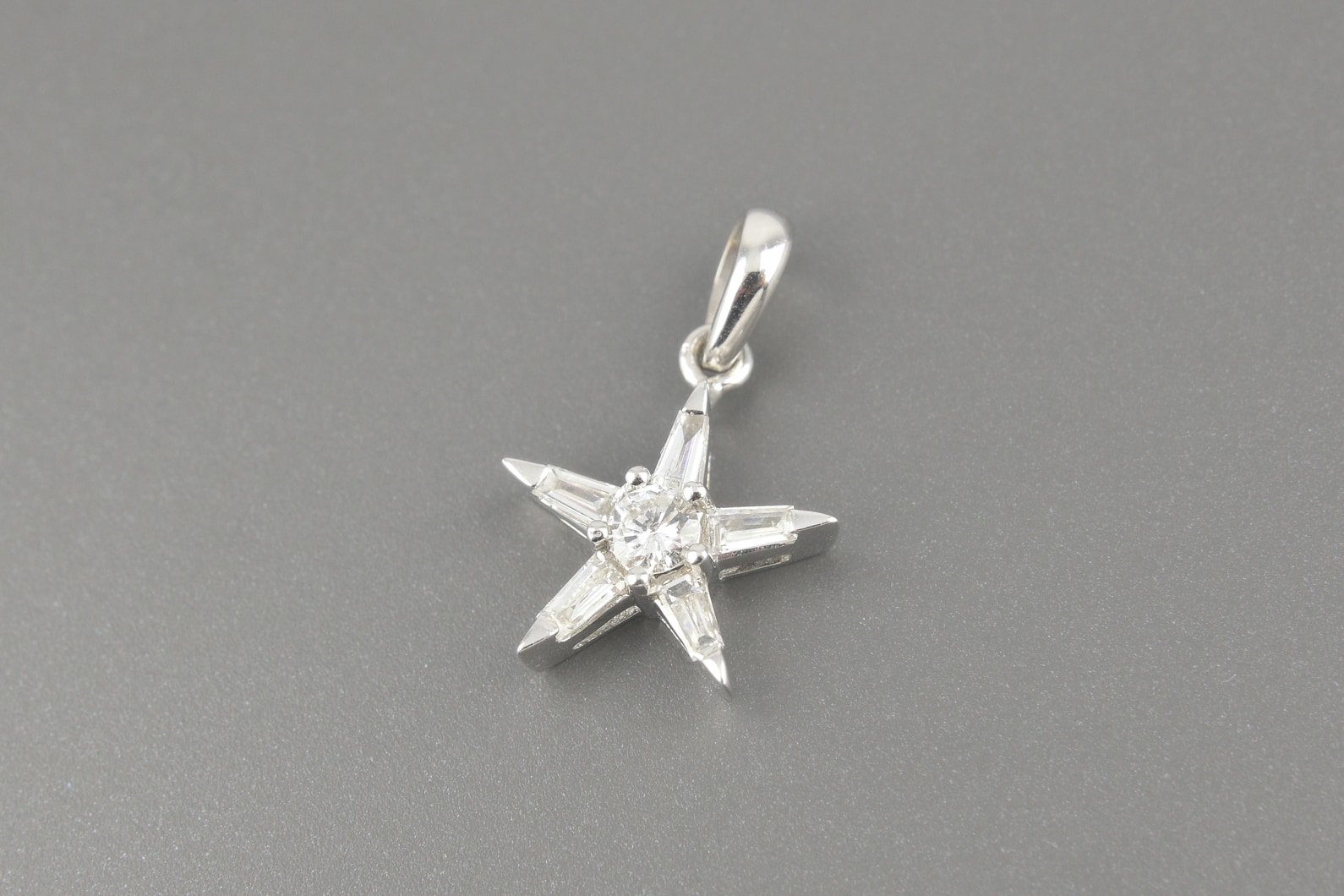 Pingente Estrela em Ouro Branco 18k com Aprox. 37pts de Diamantes