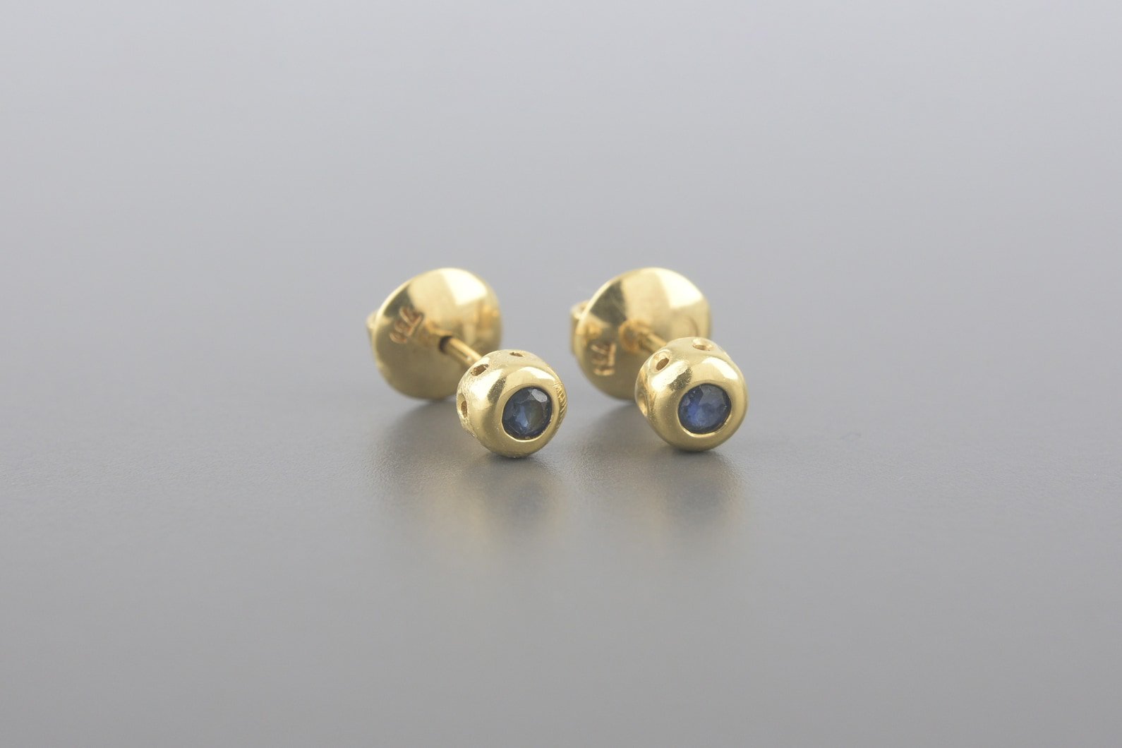 Brincos Solitários em Ouro Amarelo 18k com Aprox. 14pts de Safiras