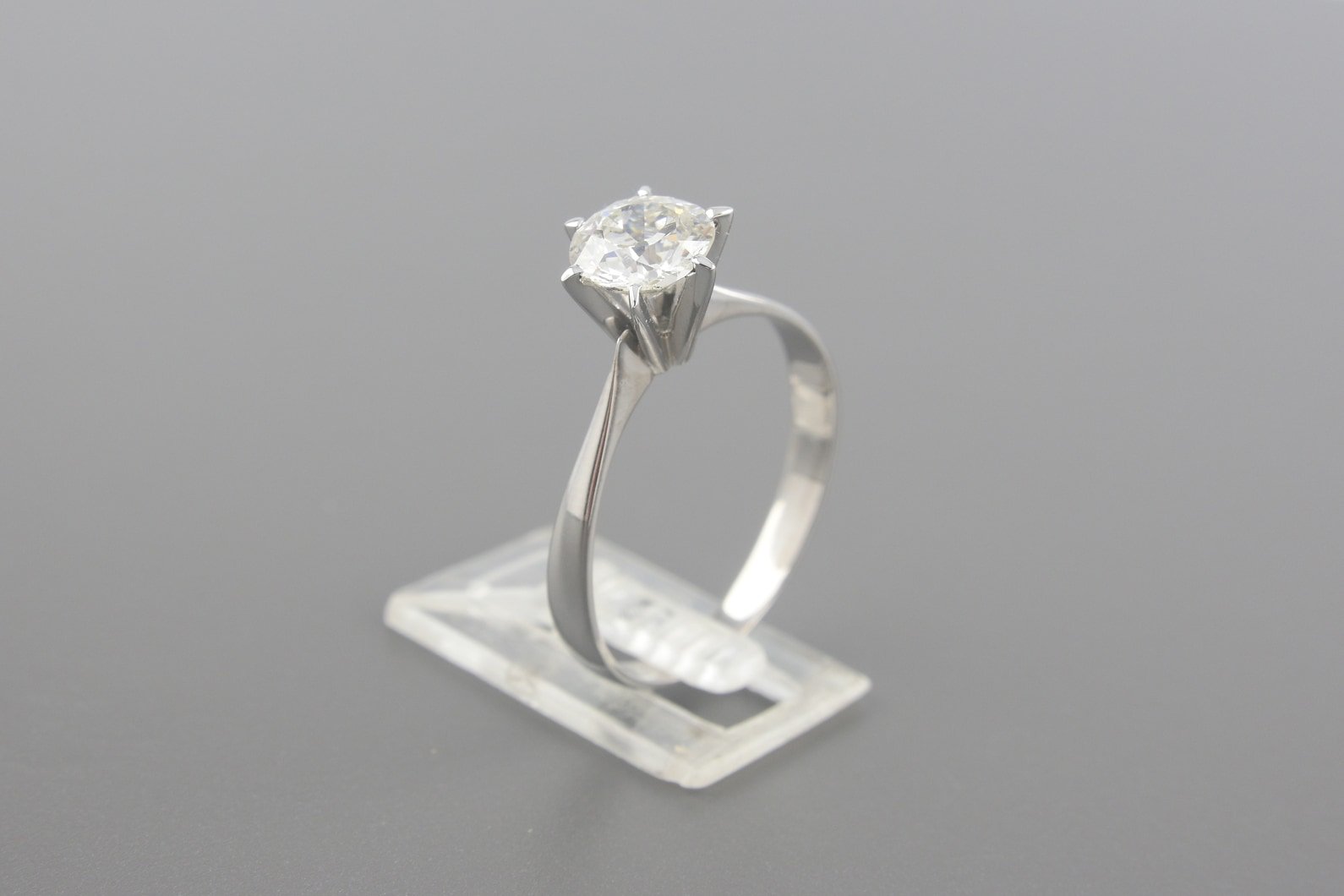 Anel Solitário em Ouro Branco 18k com Brilhante de Aprox. 1.1ct