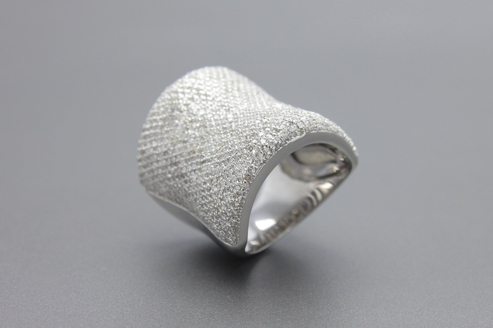 Anel em ouro branco 18k com aproximadamente 4.5ct de brilhantes