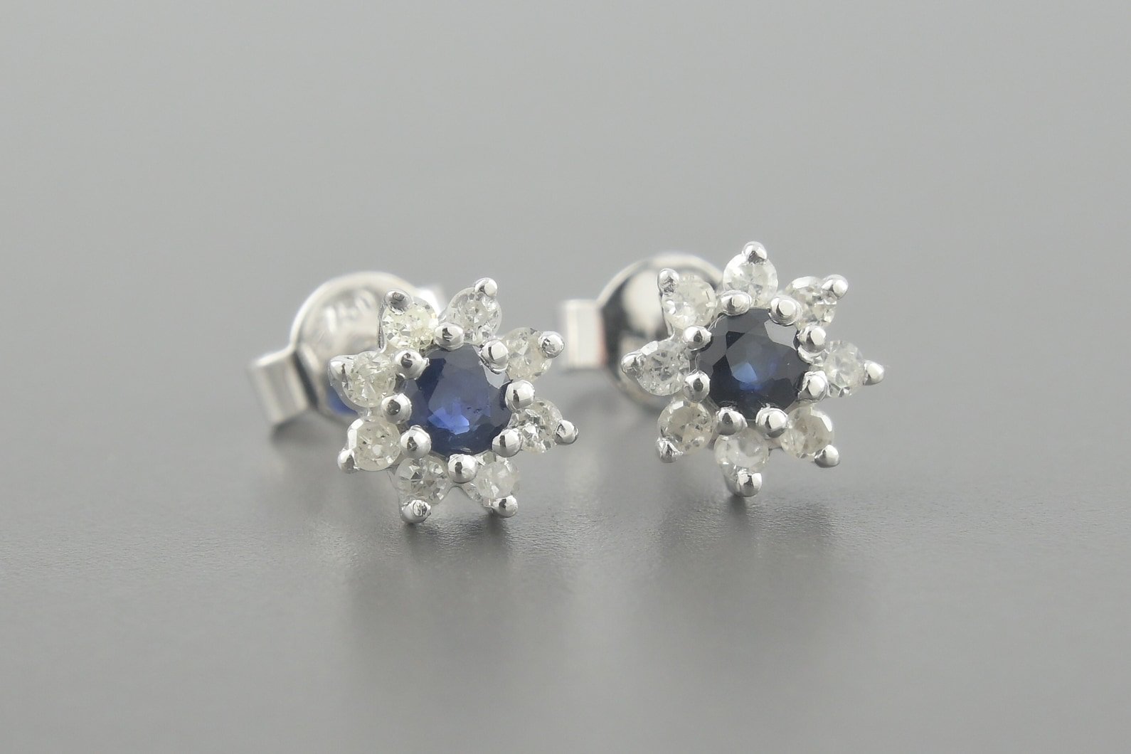 Brincos em Ouro Branco 18k com Aprox. 16pts de Safiras e Aprox. 16pts de Diamantes