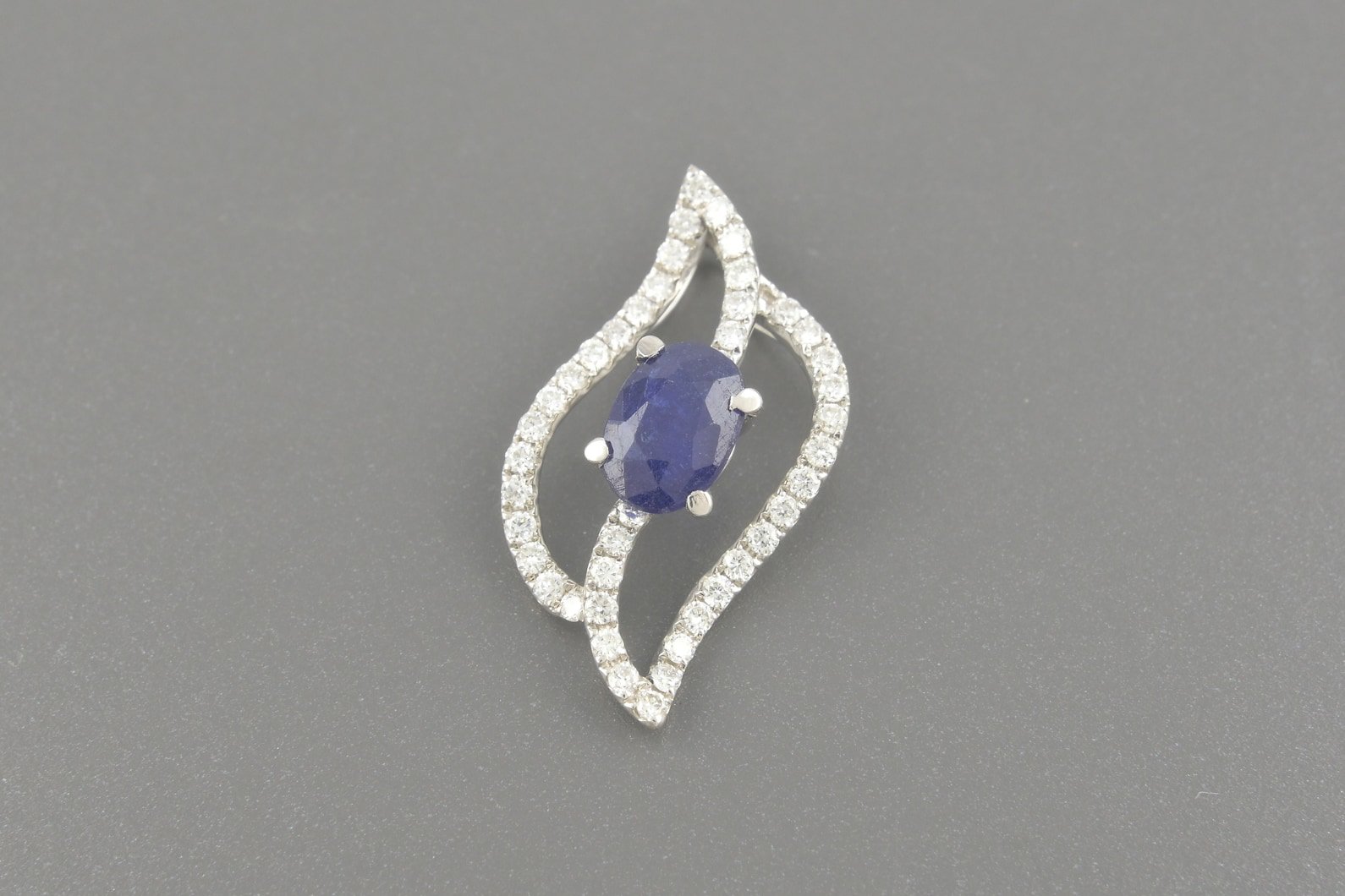 Pingente em Ouro Branco 18k com Safira de 7x5mm e Aprox. 42pts de Brilhantes