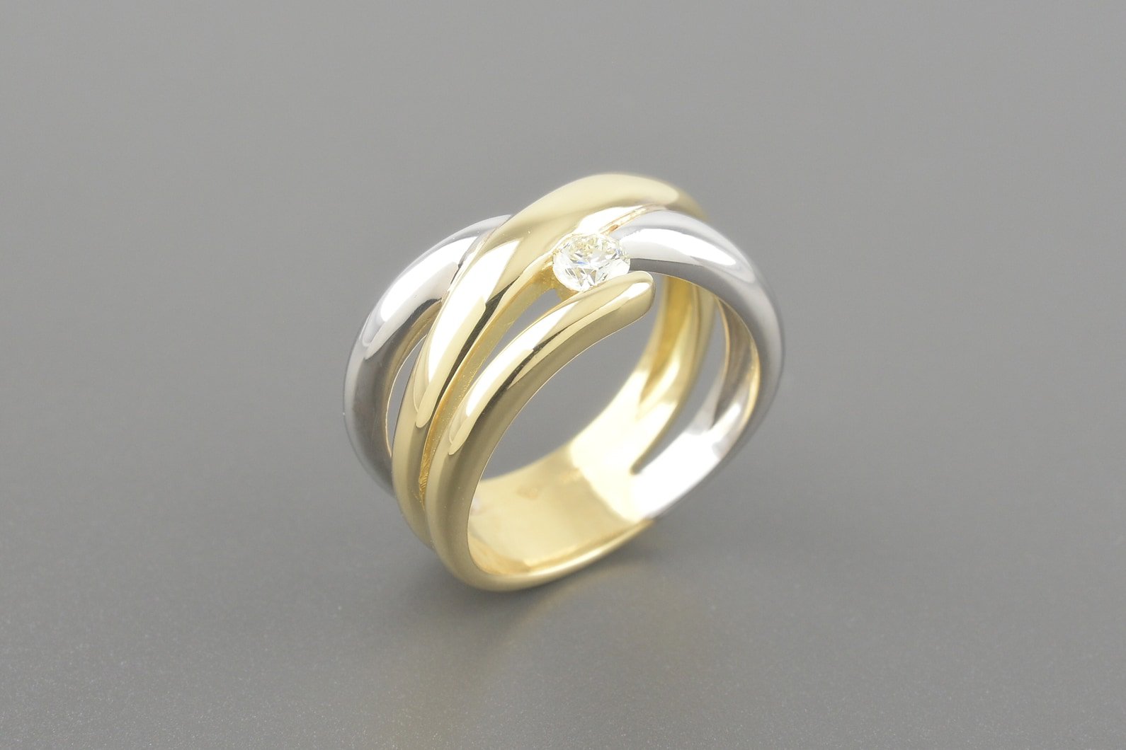 Anel Solitário em Ouro Amarelo e Branco 18k com Brilhante de Aprox. 17pts