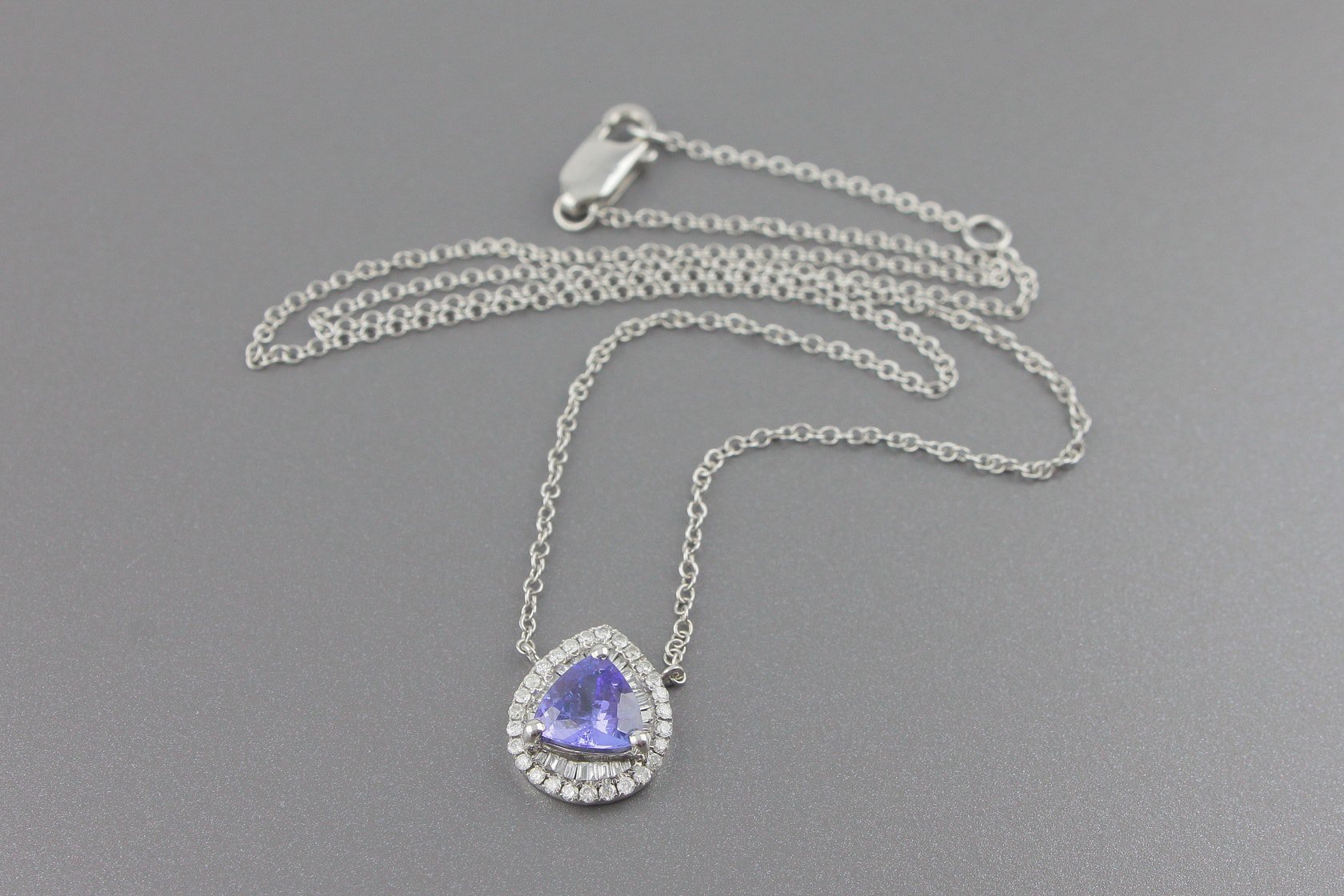 Colar em Ouro Branco 18k com Tanzanita Lap. Triângulo de 7x7mm e Aprox. 54pts de Diamantes