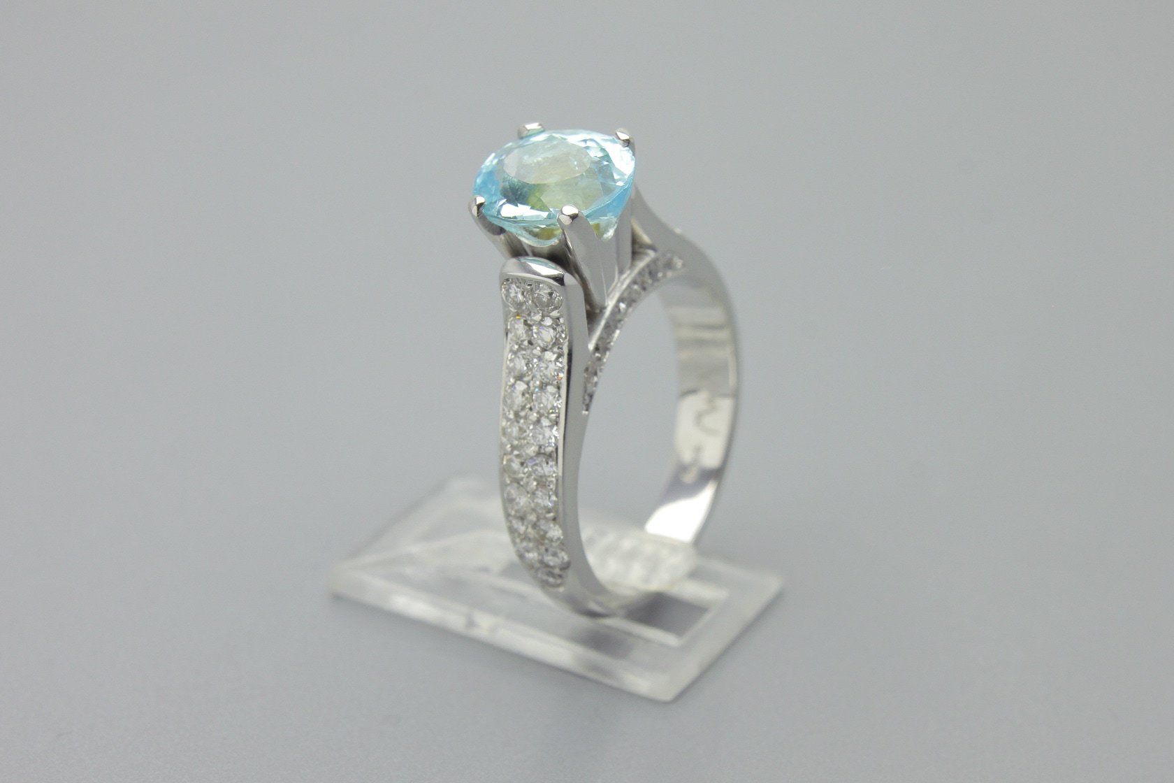 Anel em Ouro Branco 18k com Turmalina Paraiba de 1.64 e Brilhantes