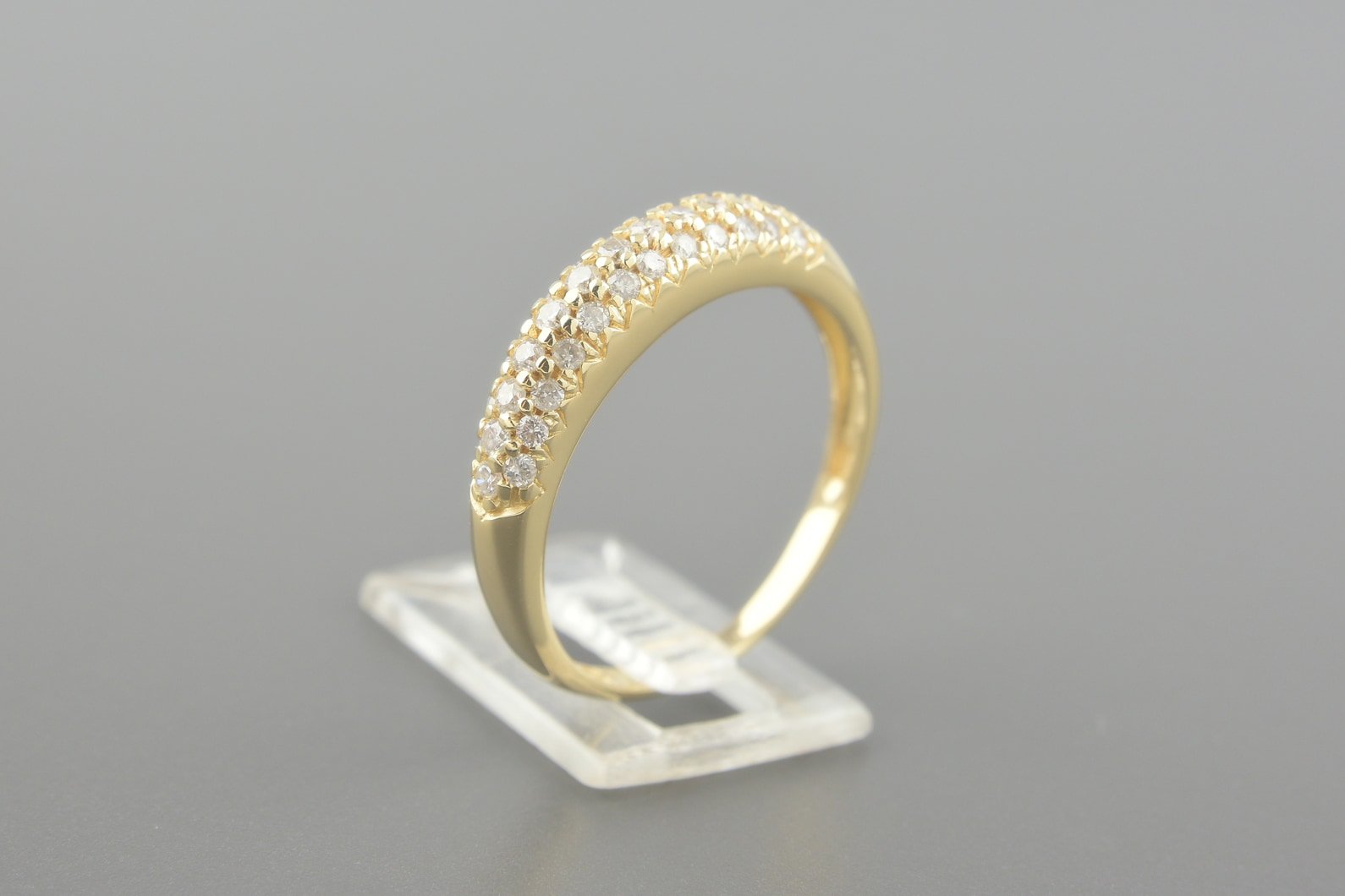 Anel em Ouro Amarelo 18k com Aprox. 52pts de Diamantes